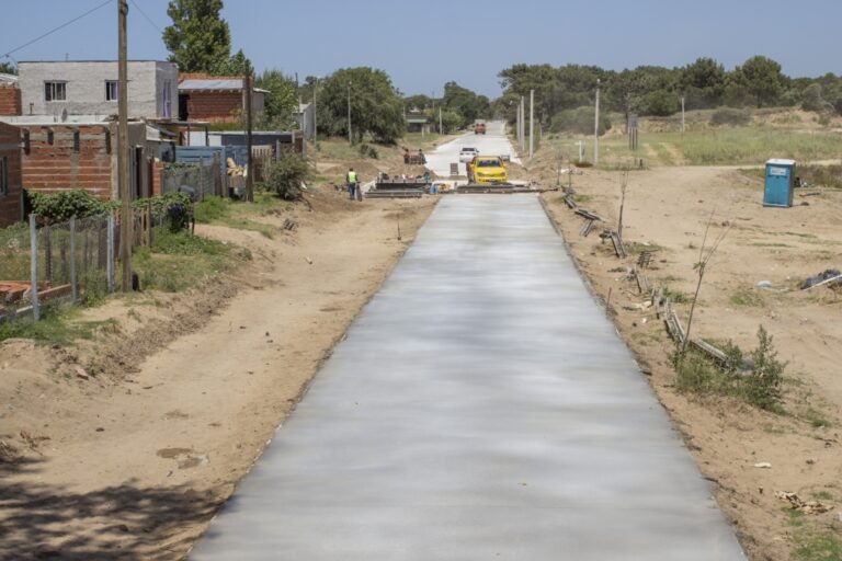 SOLO FALTAN 100 MTS PARA FINALIZAR EL PAVIMENTO DE HORMIGÓN EN AV. CIRCUNVALACIÓN