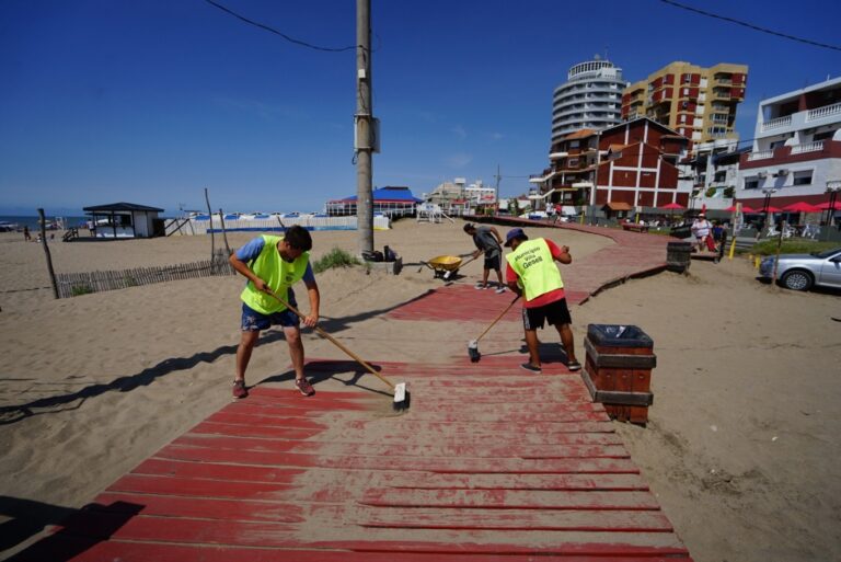 EL EQUIPO DE BARRIDO TRABAJA EN EL MANTENIMIENTO PARA CALLES Y RAMBLA COSTERA