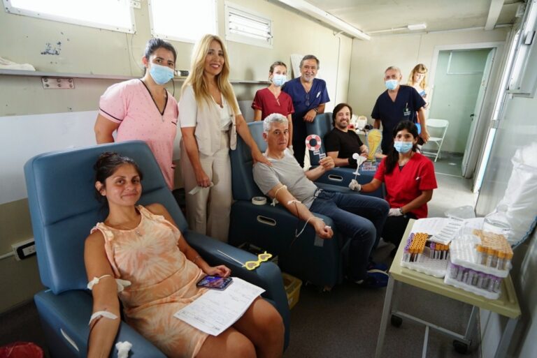 EN SU VISITA A VILLA GESELL, EL MINISTRO DE SALUD DE LA PROVINCIA DONÓ SANGRE