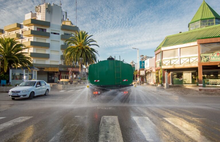 LA DIRECCIÓN DE CORRALON REALIZA RIEGOS DIARIOS EN LAS CALLES DE ARENA DE LA CIUDAD