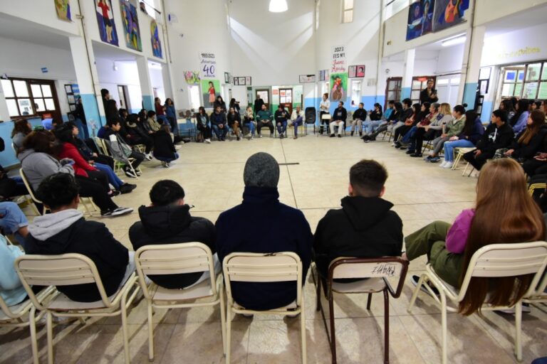 CHARLA DEBATE CON DIPUTADOS EN LA ESCUELA SECUNDARIA Nº 1