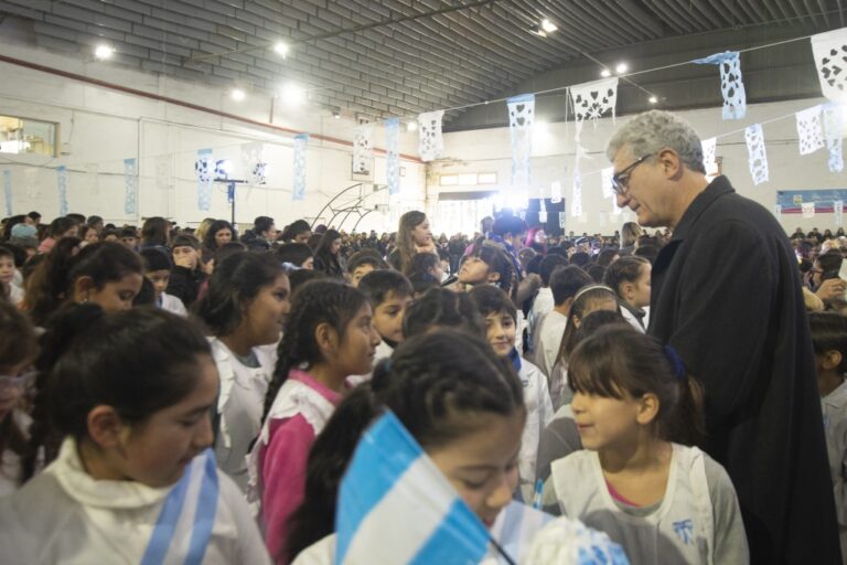 ESTUDIANTES DE TODAS LAS ESCUELAS JURARON LEALTAD A LA BANDERA NACIONAL