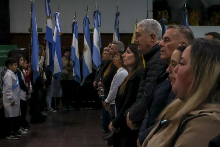 INSTITUCIONES Y VECINOS CELEBRARON EL DÍA DE LA INDEPENDENCIA