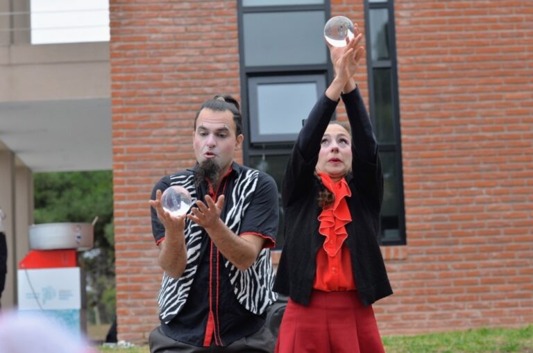 Tarde de circo y merienda en Villa Gesell en la casa de la provincia de Bs As