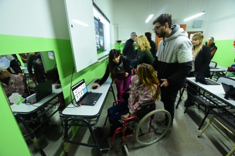 La escuela 501 tiene la primera aula tecnológica adaptada de todo el país