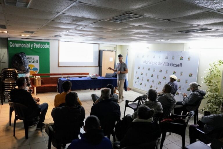 MÁS DE 20 PRODUCTORES DE LA REGIÓN PARTICIPARON DE UNA CHARLA DE SANIDAD APÍCOLA