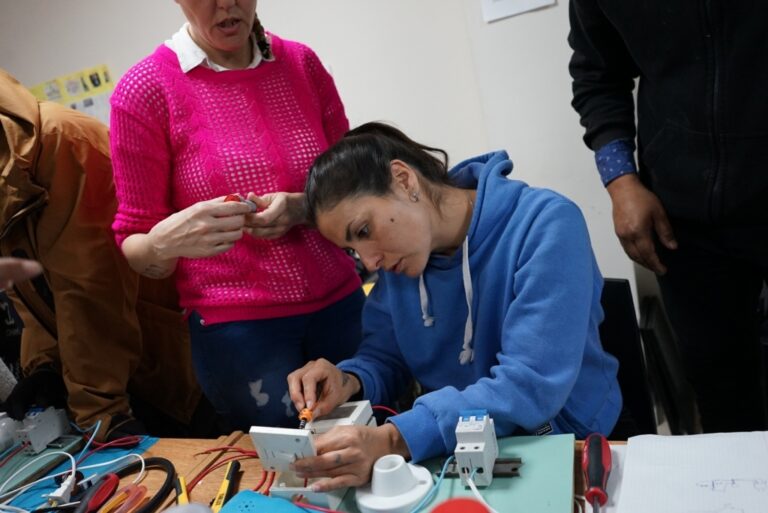 PROGRAMA PUENTES: TRES EGRESADOS DE SERVICIOS TIC FORMAN PARTE DEL CUERPO DOCENTE