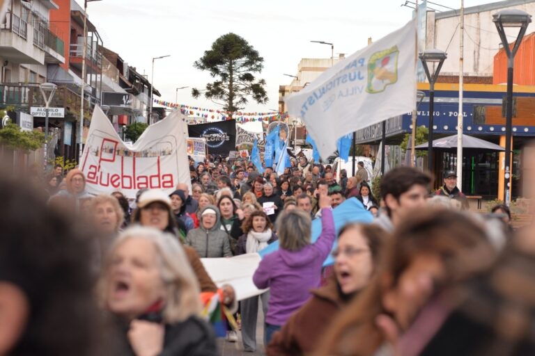 VILLA GESELL MARCHÓ EN DEFENSA DE LA EDUCACIÓN PÚBLICA