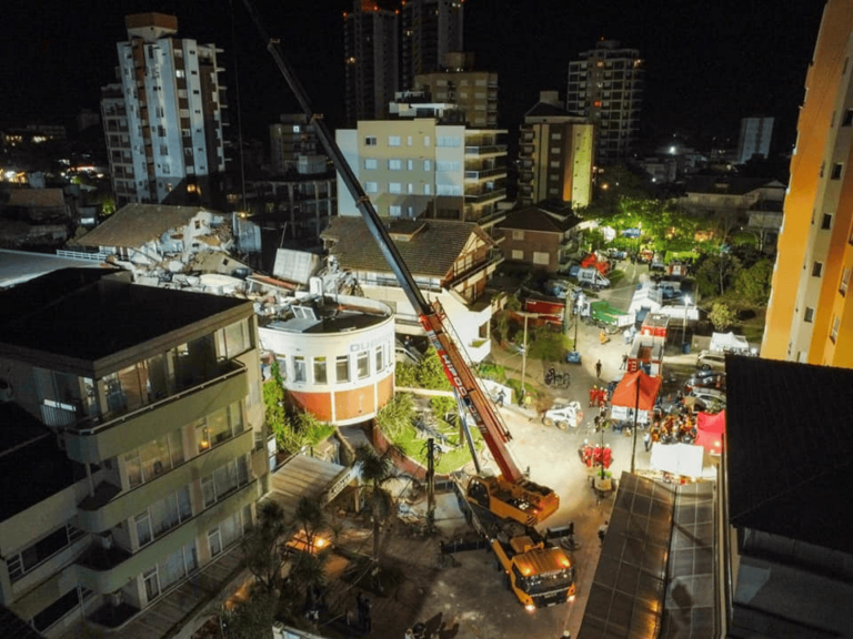 SIGUEN LOS TRABAJOS DURANTE LA NOCHE TRAS EL DERRUMBE