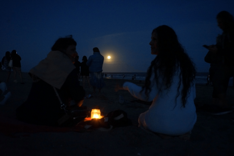 GESELL MEDITA: UN ABRAZO SOLIDARIO BAJO LA LUNA LLENA