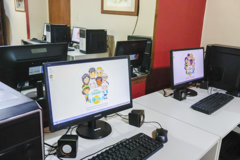 SE INAUGURÓ UNA NUEVA AULA DIGITAL EN LA CASA DE LOS ABUELOS