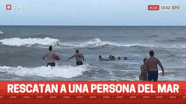 GUARDAVIDAS RESCATAN EN VIVO A UN HOMBRE QUE NO PODÍA SALIR DEL MAR